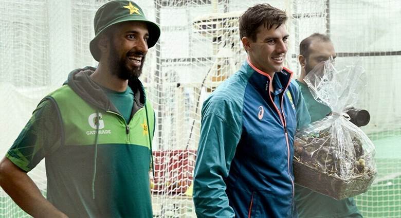 Spreading the holiday cheer: Pakistan cricket team present Christmas gifts to Aussie players