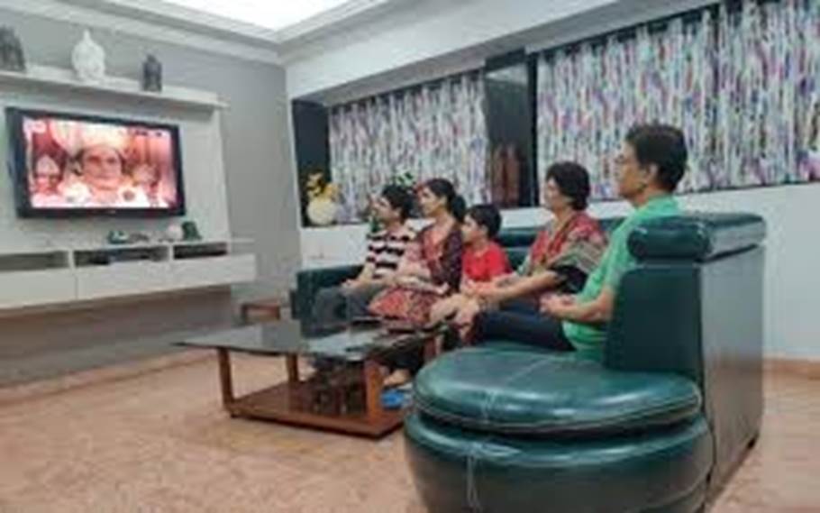 Arun Govil Aka TV's Original Ram Watches 'Ramayan' With Family, PIC Goes  Viral