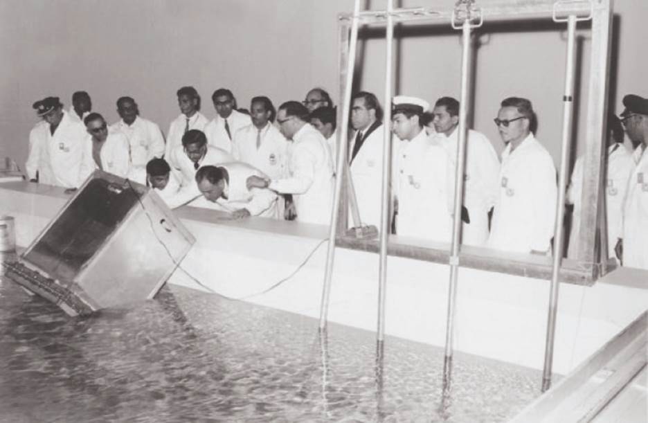 President Ayub Khan looking at the glow of the nuclear reactor at PINSTECH through a special viewer in a water pool in the mid-1960s. (Courtesy: Ayub Khan Archives/ Tahir Ayub)