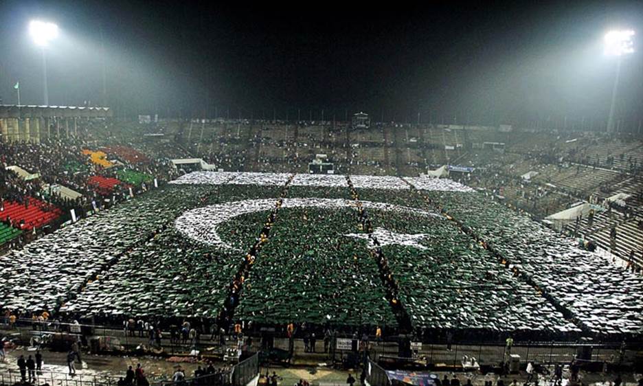 Over 29,000 children form 'human flag' to set world record - Pakistan -  DAWN.COM