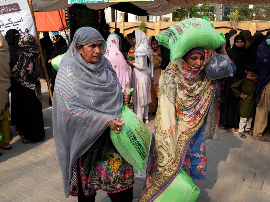 Stampede at Ramadan food distribution centre kills 11 in Pakistan | Food  News | Al Jazeera