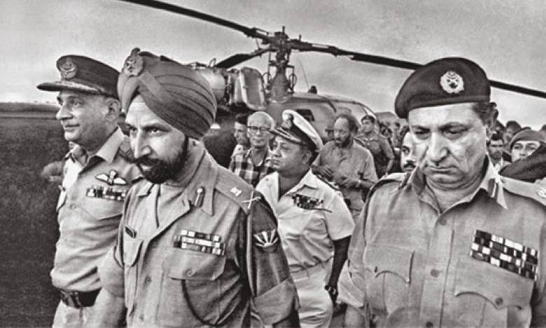 Lt-Gen Niazi with Lt-Gen Jagjit Singh Aurora of the Indian Army arriving together at the Ramna Race Course in Dhaka on December 16, 1971. (Courtesy: Raghu Rai)