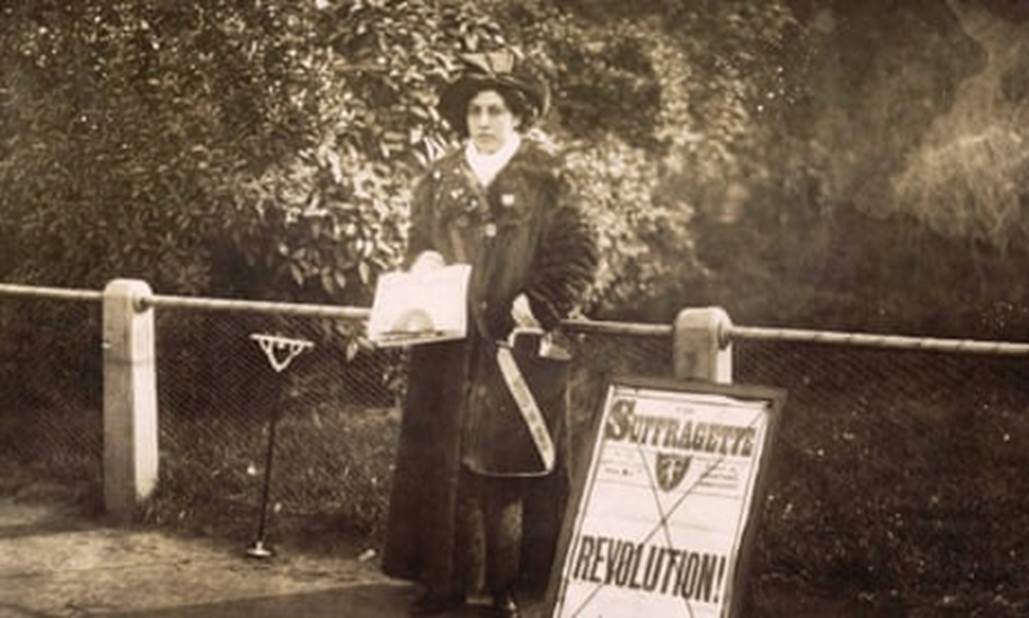 Sophia Duleep selling The Suffragette newspaper in 1913.