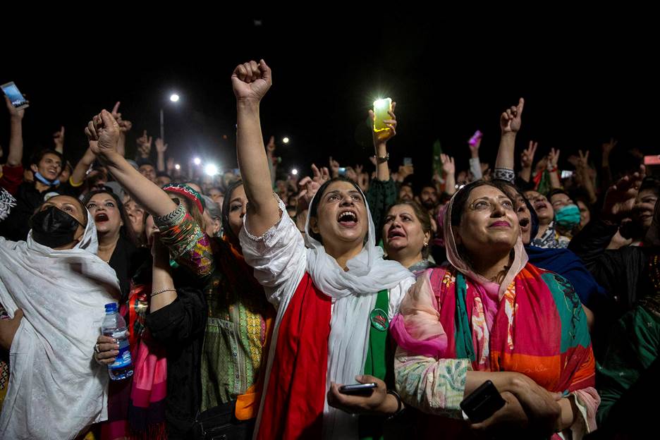 Supporters of Prime Minister Imran Khan rally in Islamabad, Pakistan, on Monday night, April 4, 2022.  (Saiyna Bashir/The New York Times)