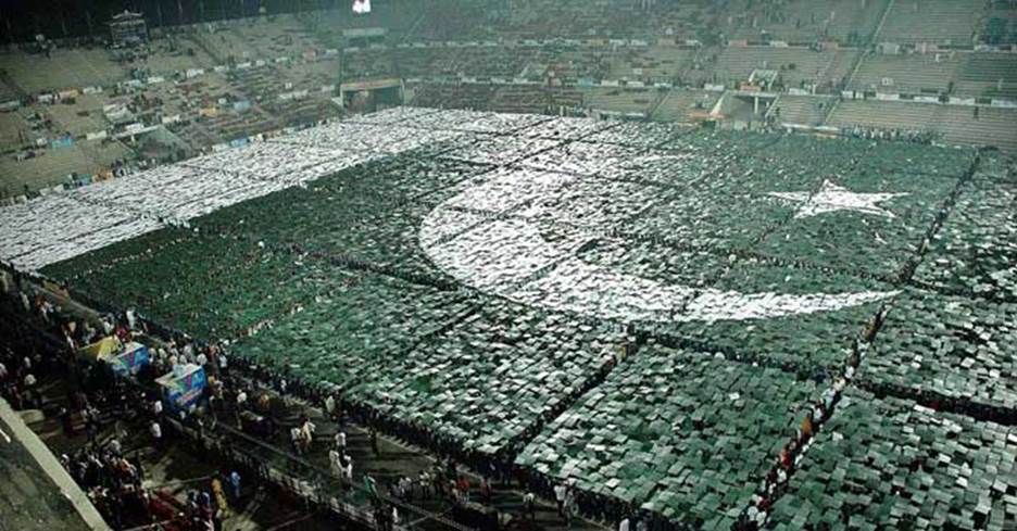 Pakistanis make world's largest human flag to set world record - Pakistan -  DAWN.COM