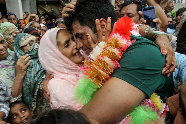 Arshad Nadeem  hugs his mother  (AFP - Getty Images)