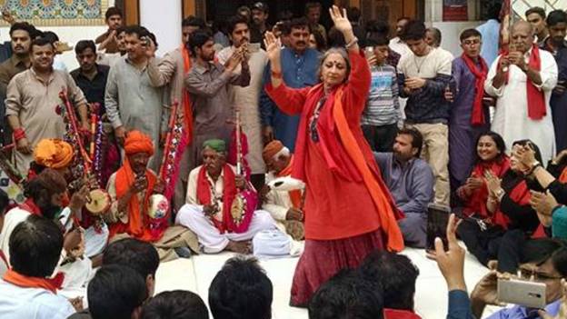 Sheema Kermani defies act of terrorism, performs at Lal Shahbaz Qalandar's shrine