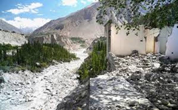 Melting glaciers leave homes teetering ...