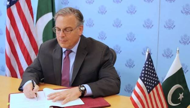 US Ambassador Donald Blome signs the second US-Pakistan bilateral agreement on September 30, 2022. — APP