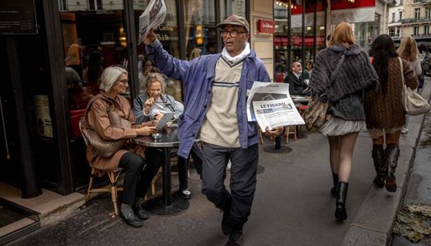 Pakistani born 73-year-old newspaper hawker Ali Akbar sells newspaper copies in the street of the Latin Quarter in Paris on September 16, 2025.&mdash; AFP