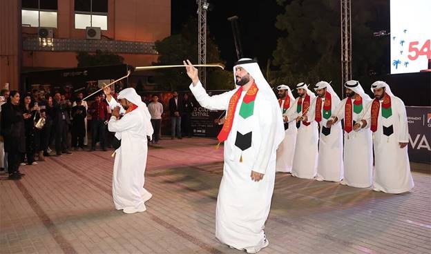 A group of men in white robes  AI-generated content may be incorrect.