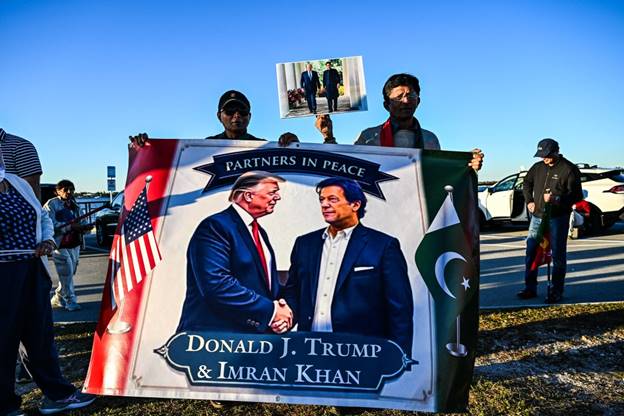 Imran, Khan, supporters, protest, by, Trump, residence