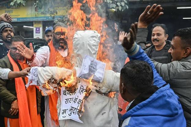 Hindu activists burn an effigy of Muhammad Yunus, chief adviser of Bangladesh, in Amritsar, India, on December 27. Photo: AFP