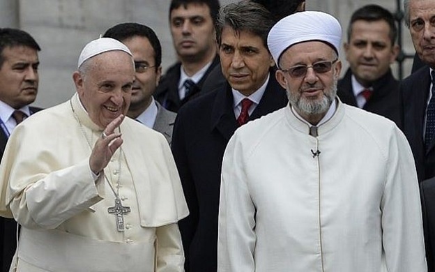 Pope Francis (L) poses with Mufti Rahmi Yaran (R) upon his arrival in front of the Blue Mosque in Istanbul on November 29, 2014 as part of his two-day visit in Turkey.  (Photo credit: AFP/BULENT KILIC)